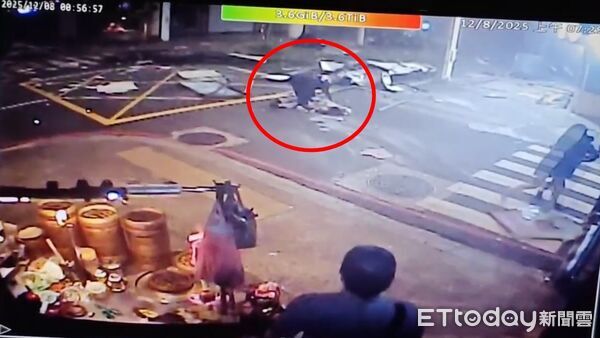 ▲板橋氣爆最新畫面曝光，女行人滿臉血倒地不起。（圖／記者陳以昇翻攝，下同）