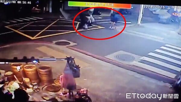 ▲板橋氣爆最新畫面曝光，女行人滿臉血倒地不起。（圖／記者陳以昇翻攝，下同）