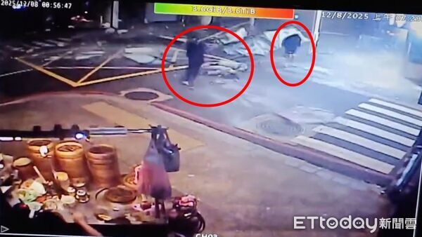 ▲板橋氣爆最新畫面曝光，女行人滿臉血倒地不起。（圖／記者陳以昇翻攝，下同）