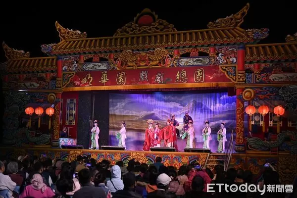 ▲▼孫翠鳳「明華園戲劇總團」光復鄉光復糖廠後方停車場進行戶外展演。（圖／花蓮縣政府提供，下同）