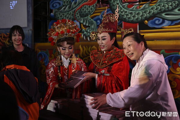 ▲▼孫翠鳳「明華園戲劇總團」光復鄉光復糖廠後方停車場進行戶外展演。（圖／花蓮縣政府提供，下同）