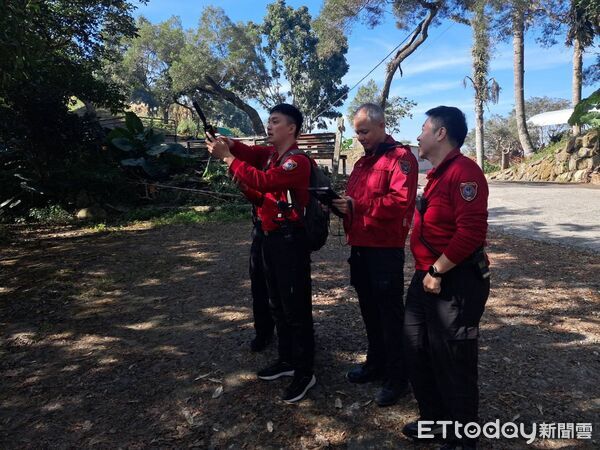 ▲南化消防分隊進入烏山步道踏勘，盤查地形與通訊品質，全程提升山域救援判斷力。（記者林東良翻攝，下同）