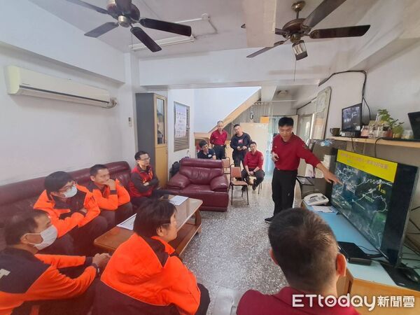 ▲南化消防分隊進入烏山步道踏勘，盤查地形與通訊品質，全程提升山域救援判斷力。（記者林東良翻攝，下同）