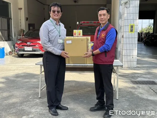 ▲生達化學製藥代表今早至南消第一大隊捐贈「養肺百益膏」，支持第一線消防人員呼吸道保養。（記者林東良翻攝）