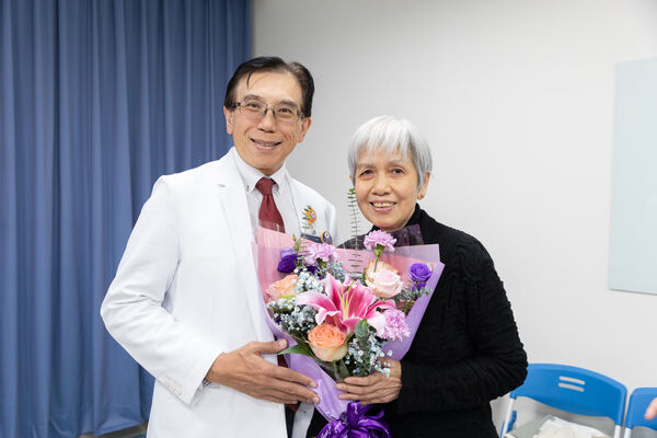 ▲▼陽明交通大學附設醫院腫瘤醫學中心，助74歲宋女士（上圖右）肝癌末期獲新生。（圖／陽明交通大學附設醫院提供，下同）