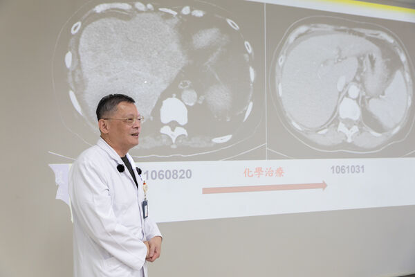 ▲▼陽明交通大學附設醫院腫瘤醫學中心，助74歲宋女士（上圖右）肝癌末期獲新生。（圖／陽明交通大學附設醫院提供，下同）