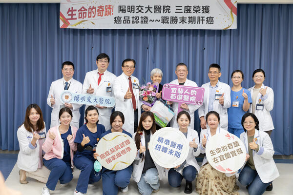 ▲▼陽明交通大學附設醫院腫瘤醫學中心，助74歲宋女士（上圖右）肝癌末期獲新生。（圖／陽明交通大學附設醫院提供，下同）