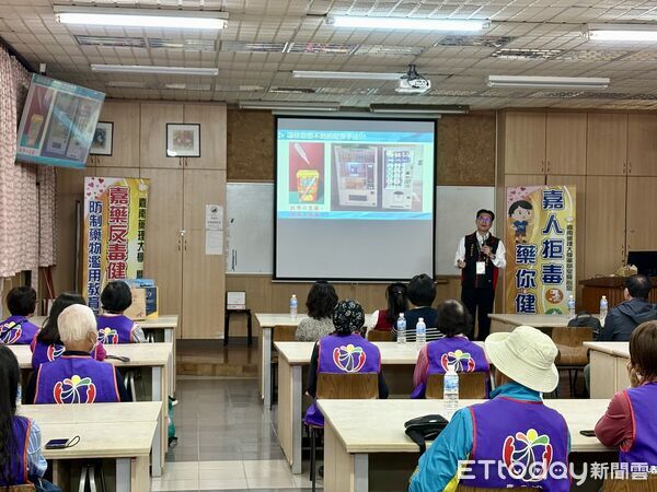 ▲嘉義市反毒志工諮詢服務團至嘉南藥理大學交流反毒教育經驗。（記者林東良翻攝，下同）