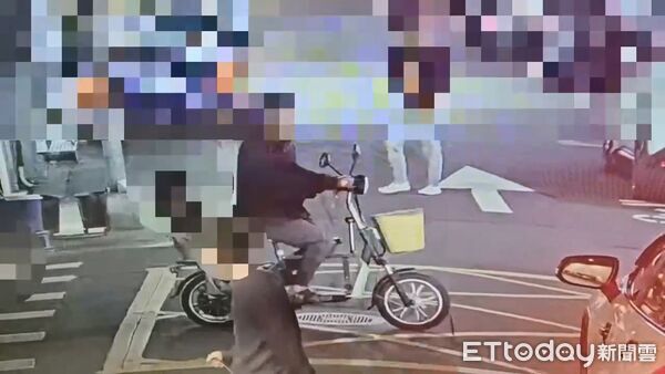 ▲廖男持螺絲起子當街攻擊民眾，遭眾人合力壓制。（圖／記者張君豪翻攝）