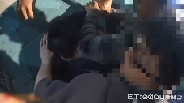 ▲廖男持螺絲起子當街攻擊民眾，遭眾人合力壓制。（圖／記者張君豪翻攝）