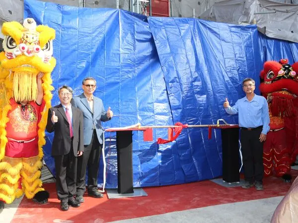 ▲左起台蝕公司董事長蔡坤宗、台船集團董事長陳政宏、台蝕公司總經理陳俊彰在上梁典禮合照。（圖／台船提供）