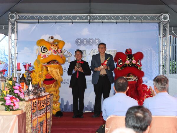 ▲祥獅獻瑞，左起台蝕公司董事長蔡坤宗，台船集團董事長陳政宏。（圖／台船提供）