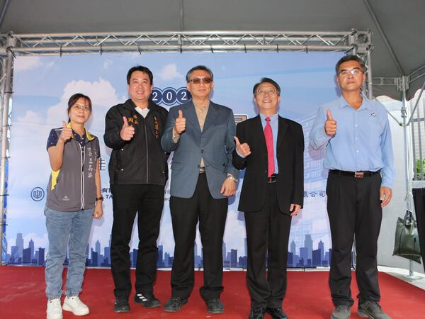 ▲左起小港區松山里里長王美華、小港區區長周益堂、台船集團董事長陳政宏、台蝕公司董事長蔡坤宗、台蝕公司總經理陳俊彰合影。（圖／台船提供）