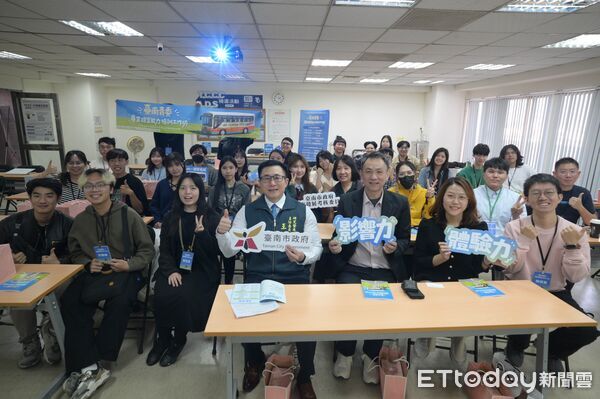 ▲台南青年走讀七股鹽分地帶，踏查廢校空間轉型案例。（記者林東良翻攝，下同）