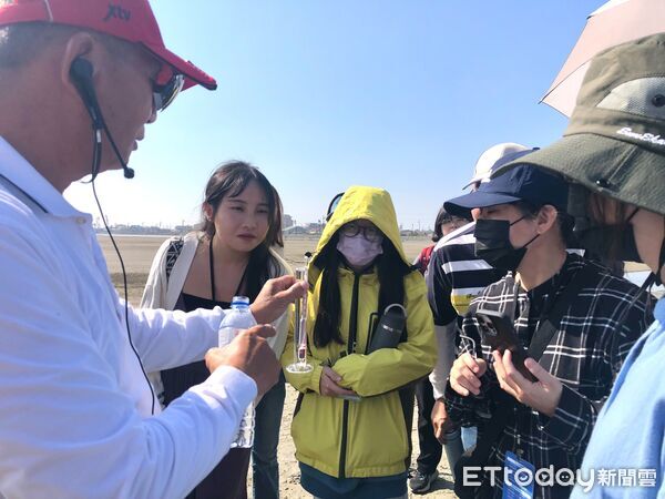 ▲台南青年走讀七股鹽分地帶，踏查廢校空間轉型案例。（記者林東良翻攝，下同）