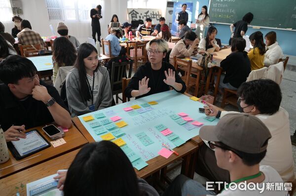 ▲台南青年走讀七股鹽分地帶，踏查廢校空間轉型案例。（記者林東良翻攝，下同）