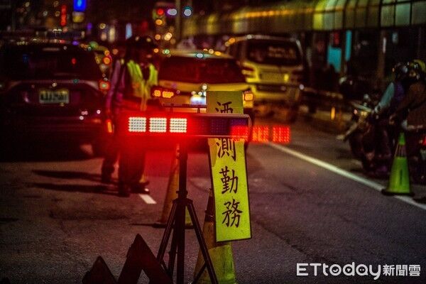 ▲警方執行酒測勤務。（示意圖／ETtoday資料照）