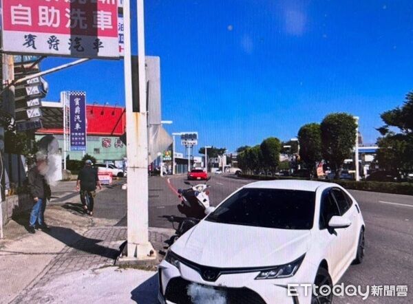 ▲白色轎車欲轉進洗車場，未注意後方機車導致碰撞。（圖／桃園警分局提供）