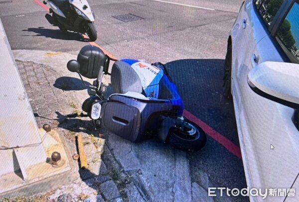 ▲▼機車倒地，騎士手腳多處受擦傷。（圖／桃園警分局提供）