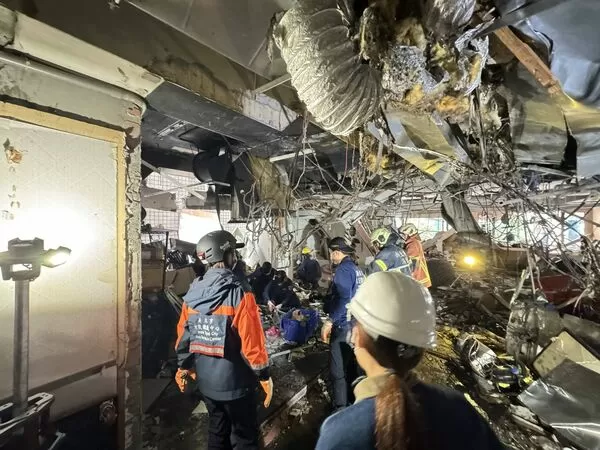 ▲板橋「定食8」氣爆，現場滿目瘡痍，鋼筋明顯外露。（圖／新北市府提供）