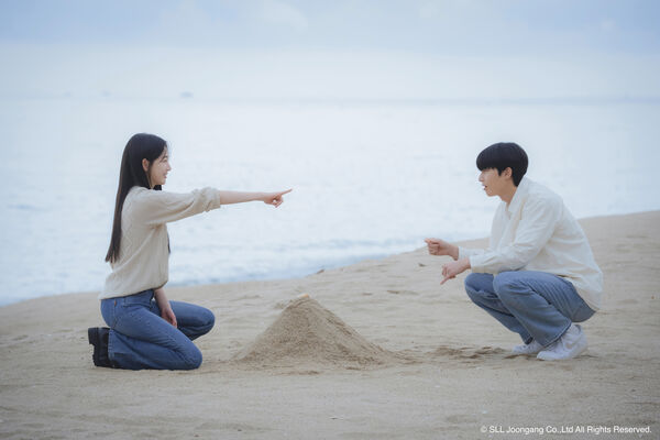 ▲《等待京道》朴敘俊（右）和元志安飾演在20歲、28歲兩度相戀又分手的戀人。。（圖／Hami Video提供）