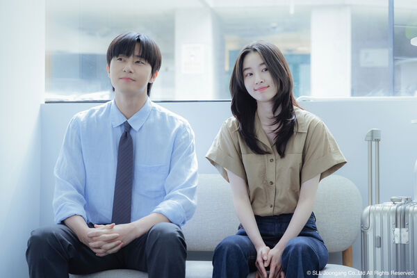 ▲▼《等待京道》朴敘俊和元志安在劇中發展速度飛快，引起網友熱議。《等待京道》朴敘俊（右）和元志安飾演在20歲、28歲兩度相戀又分手的戀人。。（圖／Hami Video提供）