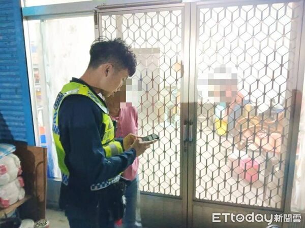 ▲八旬翁購物突感不適警方協助返家。（圖／記者楊晨東翻攝）