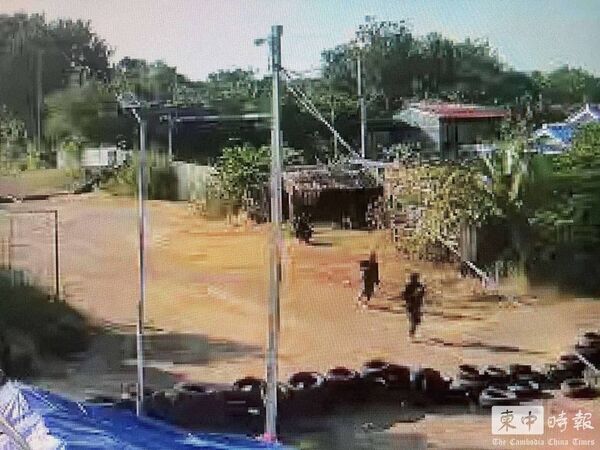 ▲▼ 柬埔寨前線監視器畫面顯示，泰軍裝甲車越境逼近柬埔寨村莊，武裝人員在民宅附近活動。。（圖／翻攝自柬中時報）