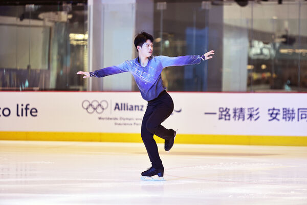 ▲中華隊花式滑冰選手李宇翔、安聯人壽總經理羅偉睿(左)與中華隊花式滑冰選手李宇翔。（圖／主辦單位提供）