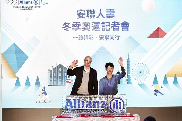 ▲中華隊花式滑冰選手李宇翔、安聯人壽總經理羅偉睿(左)與中華隊花式滑冰選手李宇翔。（圖／主辦單位提供）