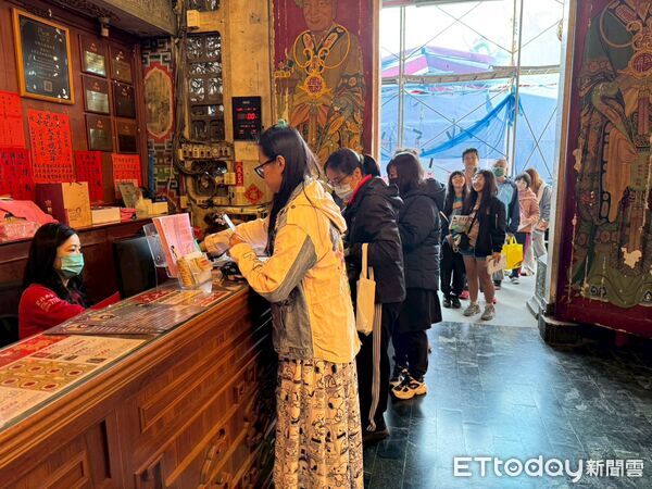 ▲西螺福興宮開放報名首日，家長清晨就到廟埕排隊，現場擠滿等待報名的民眾。（圖／記者游瓊華翻攝）
