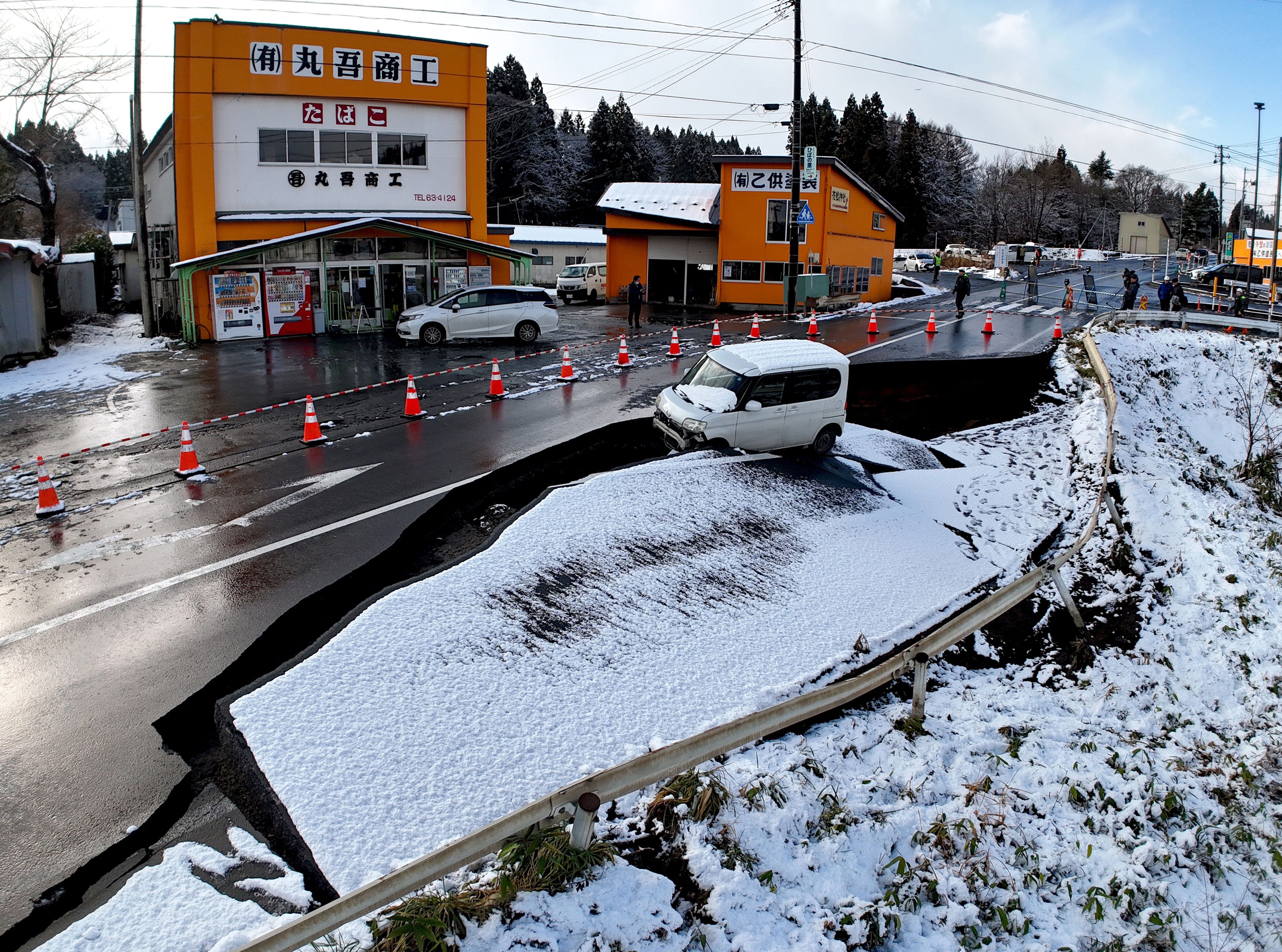 ▲▼日本青森縣東北町道路因強震而塌陷，車輛跟著墜落。（圖／達志影像／美聯社）
