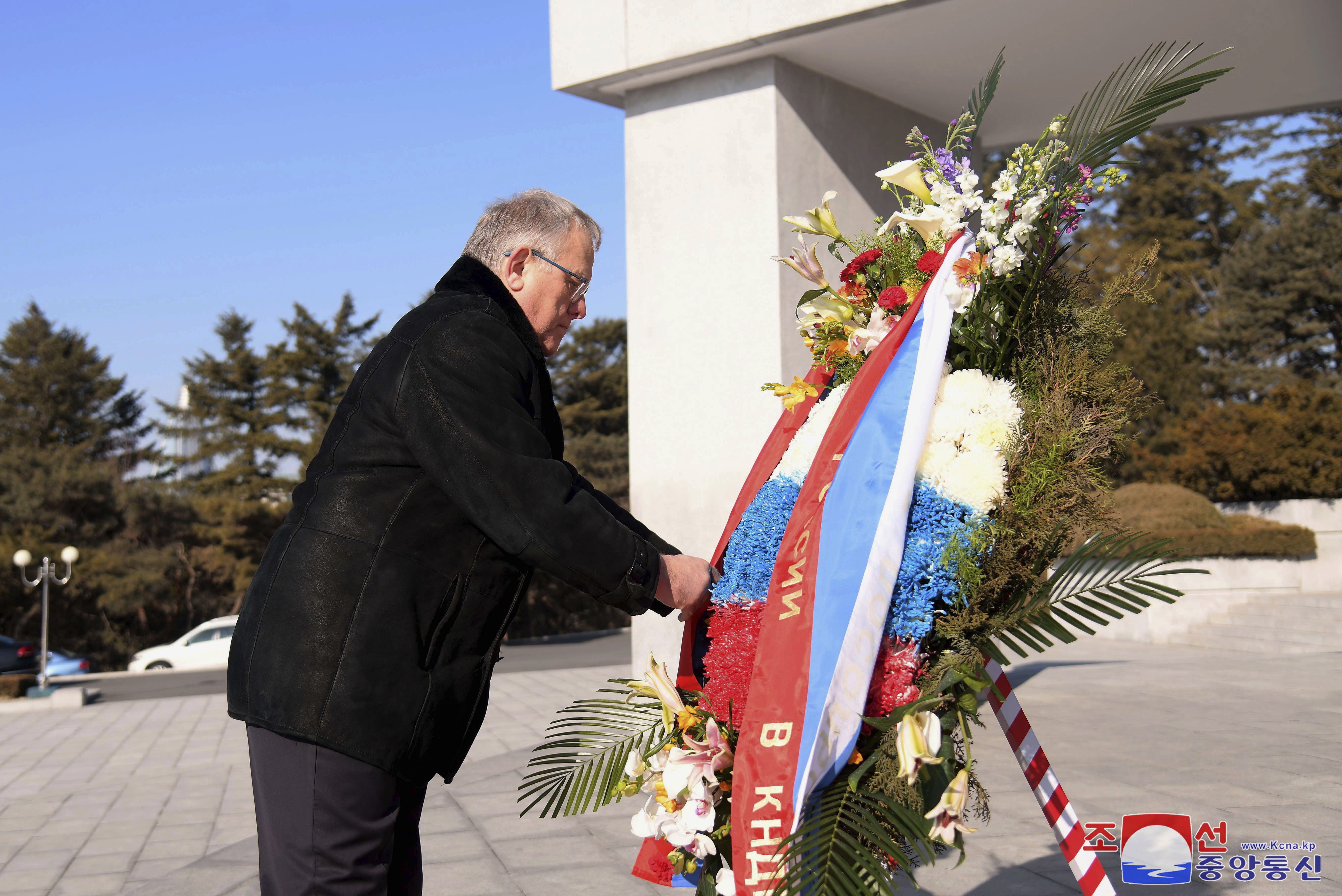 ▲▼今年2月,70歲的俄羅斯駐北韓大使馬歇各羅在北韓解放紀念碑前獻花。(圖/達志影像/美聯社)