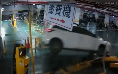台北女租車暴衝「撞進停車場」！柵欄、繳費機全毀　監視器畫面曝
