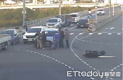 苗栗機車闖紅燈騎士捲壓車底　10路人秒變人肉千斤頂抬車救人