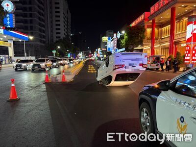 驚險！台南轎車左轉失控撞庇護島翻覆　駕駛左膝受傷送醫