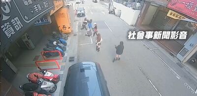 「1拳1個」擊倒3女畫面曝！4妹子酒後吵架…他見女友被推怒了