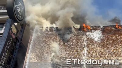 快訊／火燒知名石頭火鍋！停業裝修火煙狂竄...35人16車急灌救