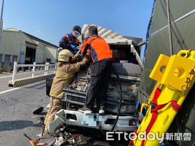 快訊／台南國8便道3車撞一堆！2人受困水肥車　1人雙腿變形