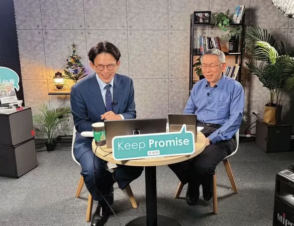 民眾黨創黨主席柯文哲（右）與現任黨主席黃國昌（左）同台直播，再次確定2年條款，黃國昌明年1月底將卸下立委職務。（民眾黨提供）