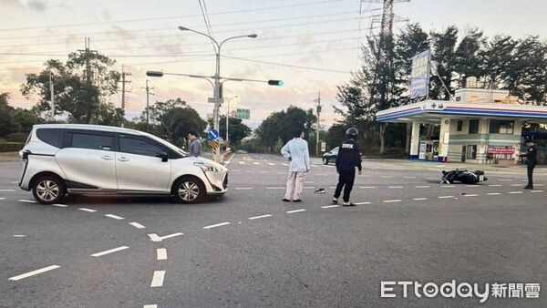 ▲苗栗市北勢大橋發生機車闖紅燈，騎士被捲入轎車車底，約10名熱心民眾抬車救人。（圖／記者楊永盛翻攝）