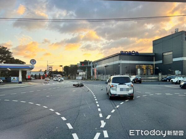 ▲苗栗市北勢大橋發生機車闖紅燈，騎士被捲入轎車車底，約10名熱心民眾抬車救人。（圖／記者楊永盛翻攝）