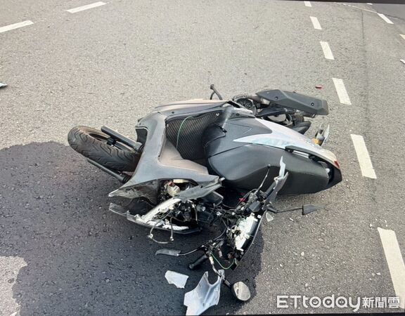 ▲苗栗市北勢大橋發生機車闖紅燈，騎士被捲入轎車車底，約10名熱心民眾抬車救人。（圖／記者楊永盛翻攝）