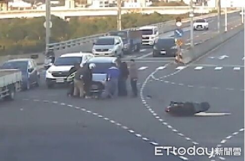 ▲苗栗市北勢大橋發生機車闖紅燈，騎士被捲入轎車車底，約10名熱心民眾抬車救人。（圖／記者楊永盛翻攝）