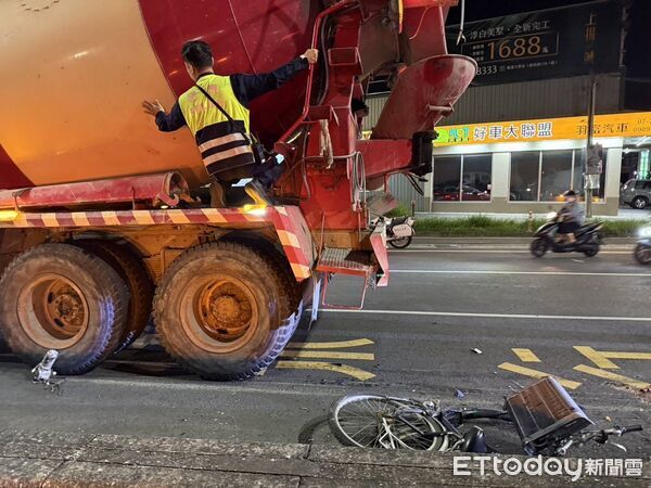 ▲▼ 驚悚畫面曝！高雄水泥車右轉撞腳踏車　女騎士雙腿當場被輾斷。（圖／記者賴文萱翻攝）