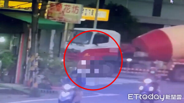 ▲▼ 驚悚畫面曝！高雄水泥車右轉撞腳踏車　女騎士雙腿當場被輾斷。（圖／記者賴文萱翻攝）