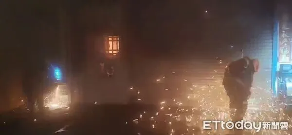 ▲▼花蓮市美工七街一處大理石工廠深夜火警，現場不斷竄出大量火舌及濃煙。（圖／記者王兆麟翻攝，下同）