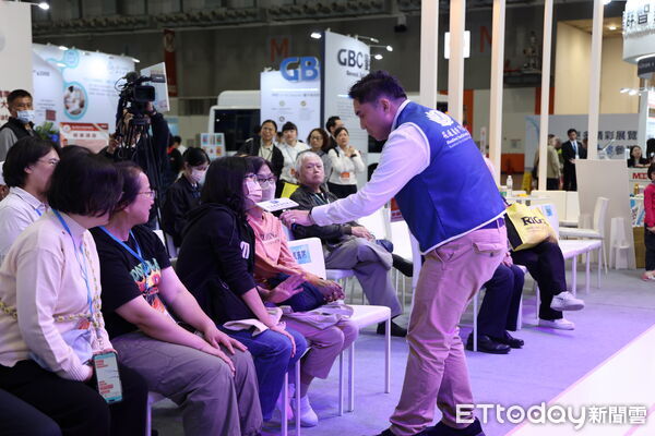 ▲花蓮慈院李啟誠副院長分享結合細胞、基因與免疫療法三者兼具的創新癌症治療。（圖／慈濟醫學中心提供，下同）