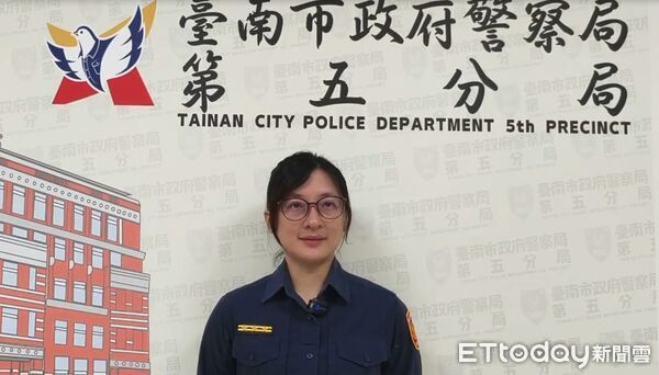 ▲陳姓男子駕駛一部自小客車於台南市北區西門路、和緯路口翻覆，所幸無人受困，陳姓駕駛左膝受傷但無酒駕情形。（記者林東良翻攝，下同）