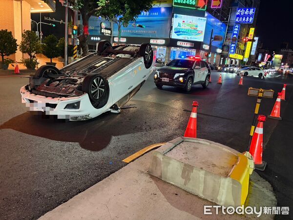 ▲陳姓男子駕駛一部自小客車於台南市北區西門路、和緯路口翻覆，所幸無人受困，陳姓駕駛左膝受傷但無酒駕情形。（記者林東良翻攝，下同）